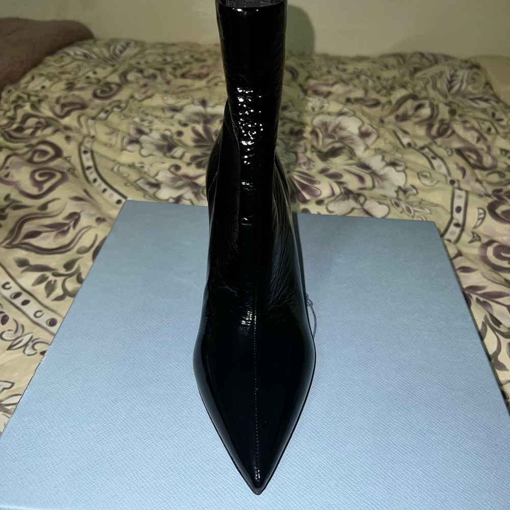 Prada - Picture 3 of 6